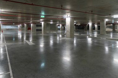 Boş yer altı otomobil park.