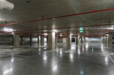 Boş yer altı otomobil park.