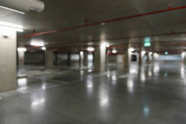 Otopark boş yer altı araba bulanık görüntü.