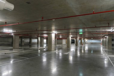 Boş yer altı otomobil park.