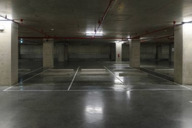 Boş yer altı otomobil park.