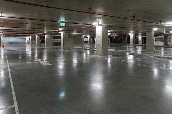 Boş yer altı otomobil park.