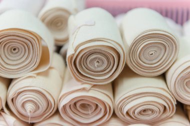 Birçok bandaj rulo olarak plastik sepet