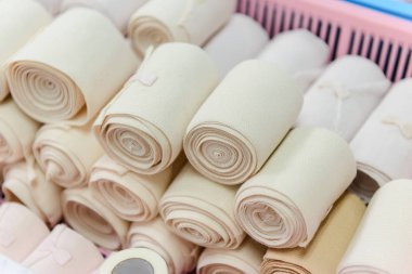 Birçok bandaj rulo olarak plastik sepet