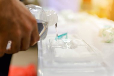 normal tuz tıbbi bakım seti içine dökme