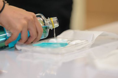 normal alkol % 70 tıbbi bakım seti içine dökme.