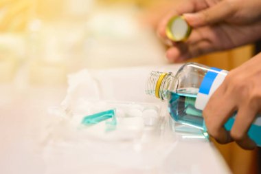 normal alkol % 70 tıbbi bakım seti içine dökme.