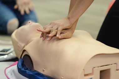 CPR ilk yardım eğitimi Cpr sınıfta kukla ile