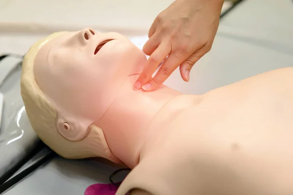 Controleer hartslag - Cpr EHBO opleiding met reanimatie dummy in de klas — Stockfoto