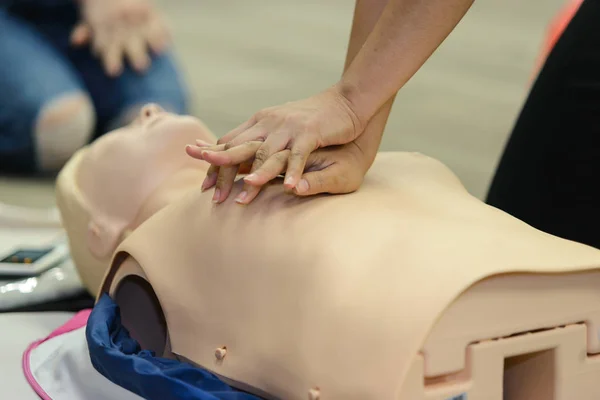 CPR EHBO opleiding met reanimatie dummy in de klas — Stockfoto