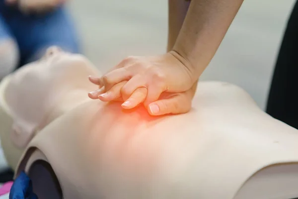 CPR First Aid Training with CPR dummy in the class — Stock Photo, Image