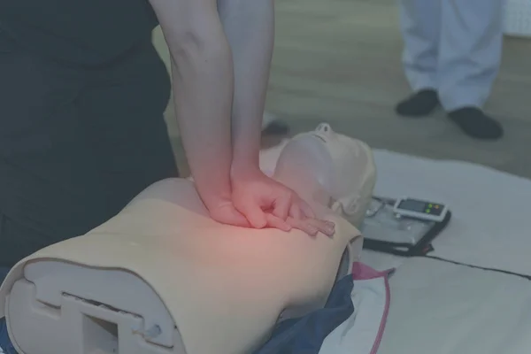 CPR EHBO opleiding met reanimatie dummy in de klas — Stockfoto
