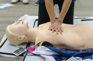 CPR ilk yardım eğitimi Cpr sınıfta kukla ile