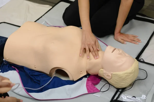 CPR EHBO opleiding met reanimatie dummy in de klas — Stockfoto