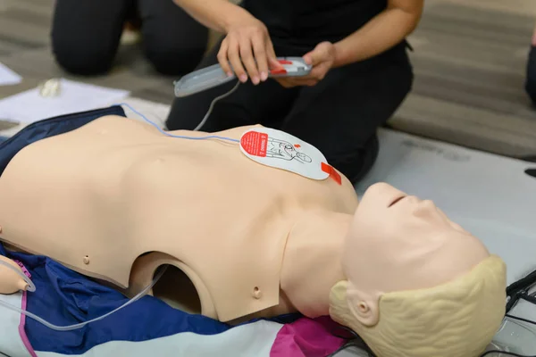 EHBO cursus van cardiopulmonale reanimatie met Aed training. selectieve aandacht brengen elektrode — Stockfoto