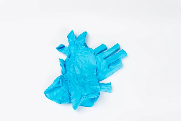 Blaue medizinische Handschuhe nach Gebrauch auf weißem Hintergrund — Stockfoto