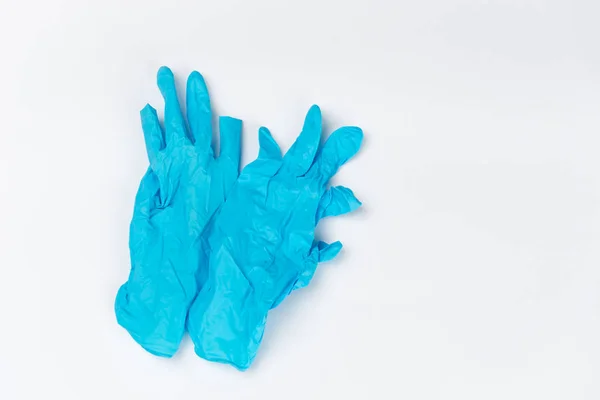 Gants médicaux bleus après utilisation sur fond blanc — Photo