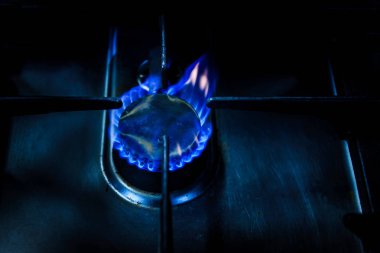 gaz sobası yanan alevler