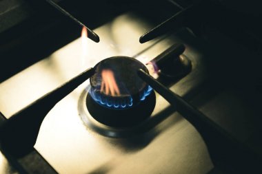 gaz sobası yanan alevler