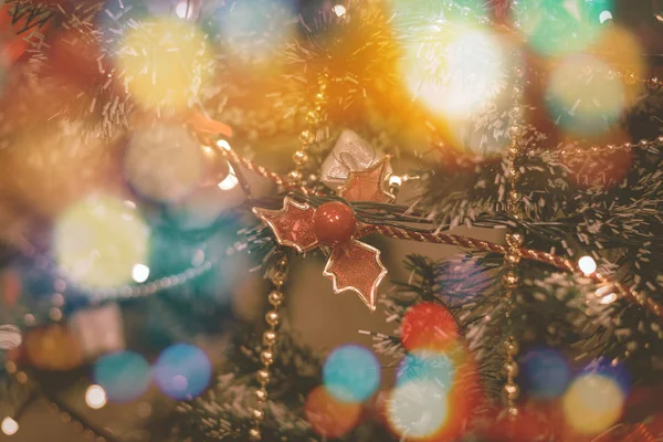 Baubles suspendus sur l'arbre de Noël pour la décoration. Effet filtre rétro . — Photo
