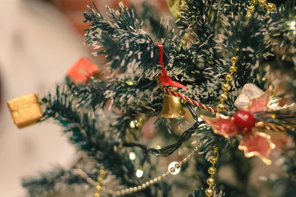 Baubles suspendus sur l'arbre de Noël pour la décoration — Photo