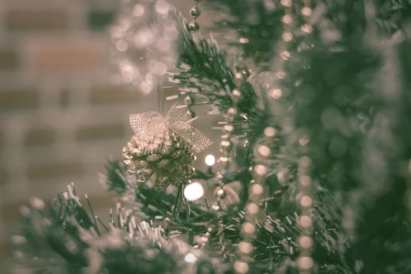Christbaumkugeln hängen zur Dekoration am Weihnachtsbaum. Retro-Filtereffekt. — Stockfoto