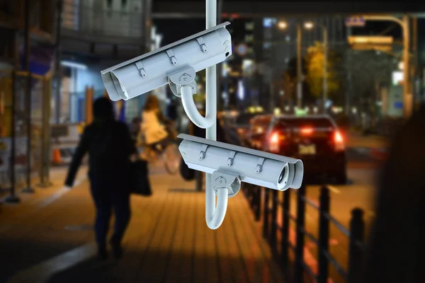 CCTV bewakingscamera met wazig beeld van mensen lopen — Stockfoto