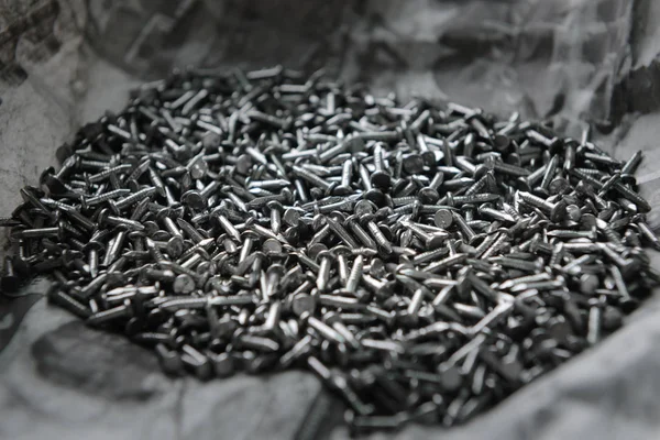 Σωρός από σιδερένια καρφιά για φόντο - σκούρο τόνο — Φωτογραφία Αρχείου