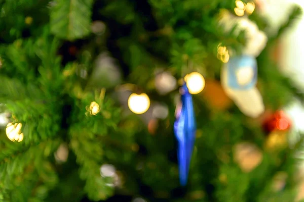 Nahaufnahme Von Verschwommenen Weihnachtsbäumen Die Mit Lichtern Und Kugeln Geschmückt — Stockfoto