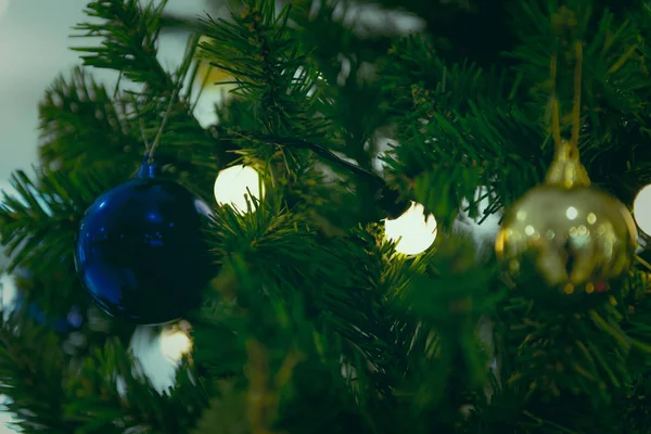 Proche Des Lumières Décorations Sur Arbre Noël Bonne Année Thème — Photo