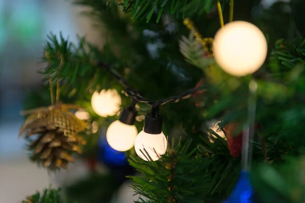 Detailní Záběr Světla Ozdoby Vánoční Stromeček Téma Vánoce Šťastný Nový — Stock fotografie
