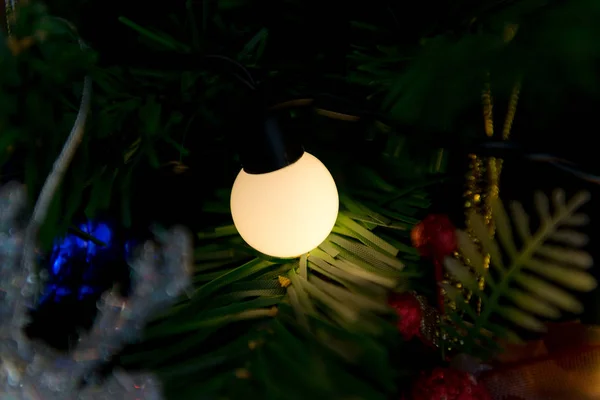 Близько Світлових Прикрас Ялинці Новим Роком Різдвом — стокове фото
