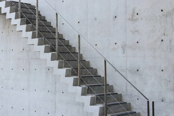 Scala in calcestruzzo con muro di cemento fuori dall'edificio — Foto Stock