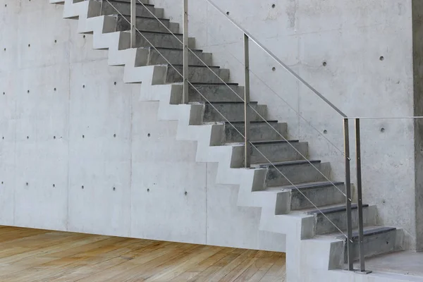 Escalier en béton avec mur en béton et plancher en bois hors du bâtiment — Photo