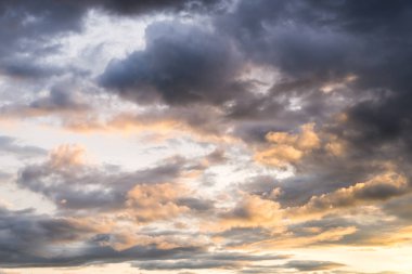 Günbatımı saatinde kümülüs bulutları, bulut manzarası