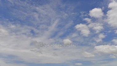 Bulutlar ve mavi gökyüzü manzara taşıma hızlandırılmış