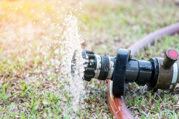 Salpicaduras Agua Boquilla Manguera Fuego Alta Presión Después Del Uso — Foto de Stock