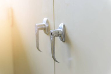 İki anahtar deliği çelik dosya dolabı, kulplu çelik