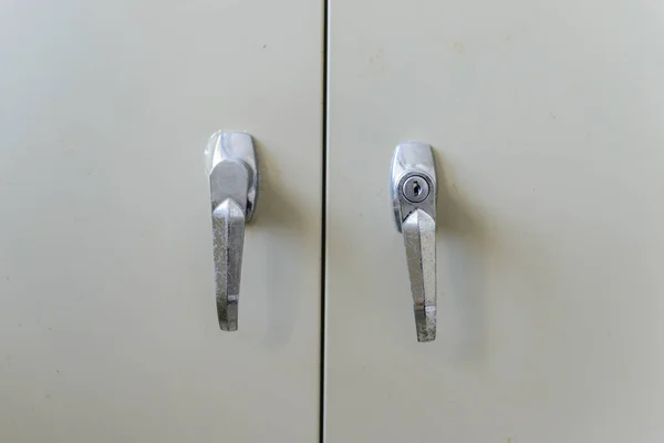 Två stål handtag med nyckel hål av stål arkivskåp — Stockfoto