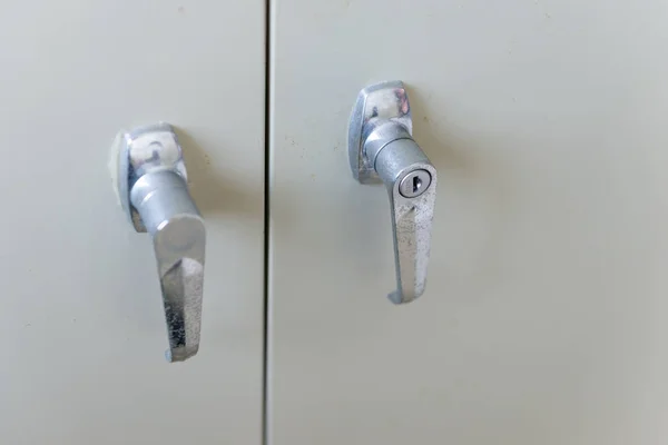 Две стальные ручки с отверстием для ключей из стального шкафа — стоковое фото