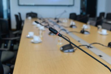 Seçici odak konferans mikrofonlar tablo boş toplantı salonu