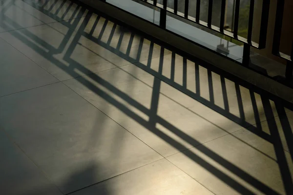 Lumière de l'ombre de l'escalier sur le sol noir — Photo