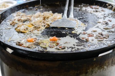 Tay street gevrek istiridye omlet, midye veya istiridye ve yumurta ile karışık un yapılan ayak