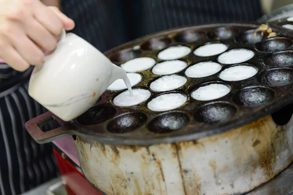 Tay Hindistan cevizi puding - Kanom Krak, Hindistan cevizi sütü karıştırın şeker ve un, Tay Street gıda — Stok fotoğraf