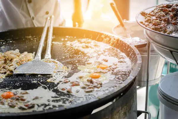 Tay street gevrek istiridye omlet, midye veya istiridye ve yumurta ile karışık un yapılan ayak — Stok fotoğraf
