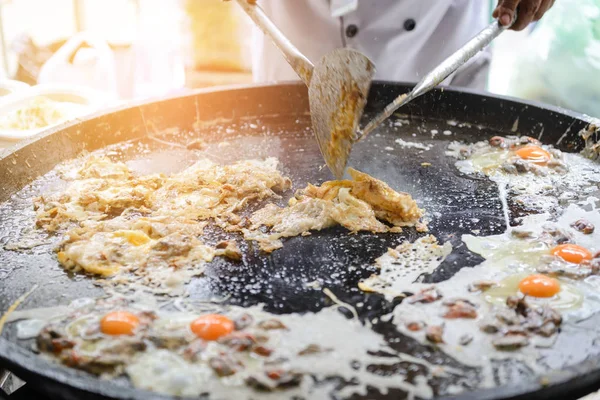 Tay street gevrek istiridye omlet, midye veya istiridye ve yumurta ile karışık un yapılan ayak — Stok fotoğraf