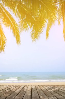 Boş ahşap Teras yaz saati Palm'da Hindistan cevizi ile tropik ada plaj üzerinde