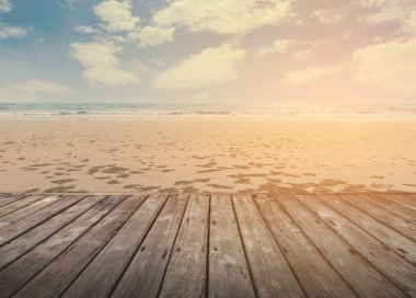 Gün batımı veya gündoğumu zaman tropik ada plaj üzerinde boş ahşap Teras