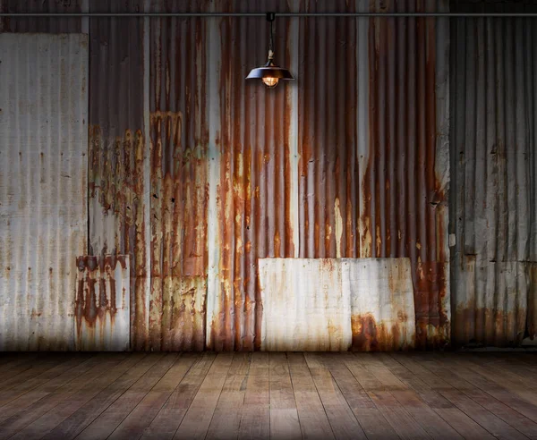 Habitación vacía: antigua pared de zinc oxidado con iluminación de lámpara y suelo de madera, ideal para la exhibición de productos — Foto de Stock