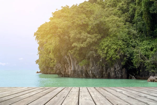 Leere Holzterrasse über tropischer Insel zur Sommerzeit — Stockfoto